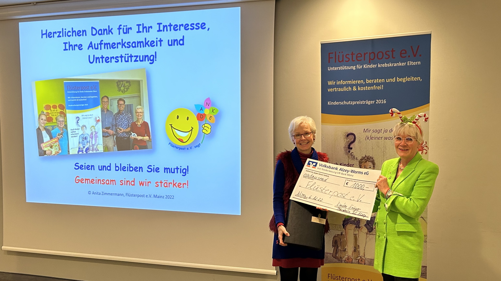 Spendenübergabe an Flüsterpost