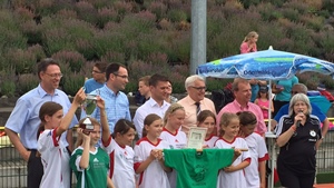 Übergabe neuer T-Shirts