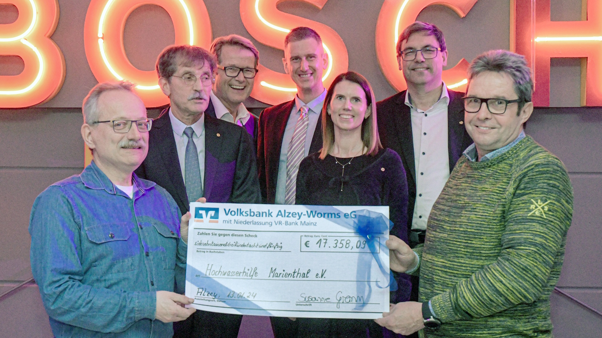 Spendenübergabe: Werner Ertel, Batho Gündra, Bernd Kiefer, David Enders, Susanne Gremm, Thilo Brückner, Rolf Schmitt